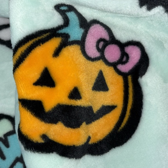 New 2025 Hello Kitty Halloween blanket - Picture 5 of 7